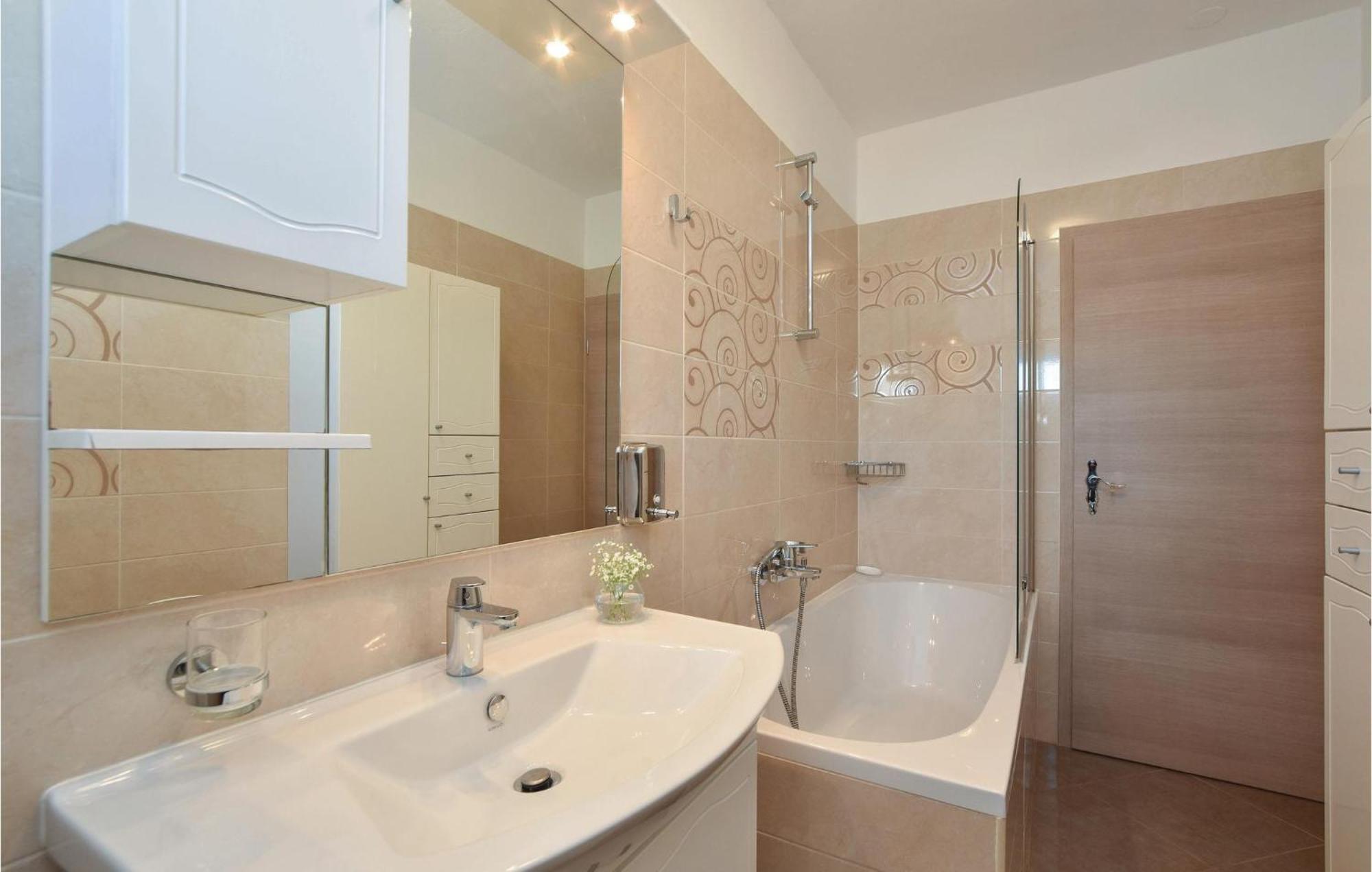 Lovely Home In Split With Jacuzzi Exterior foto