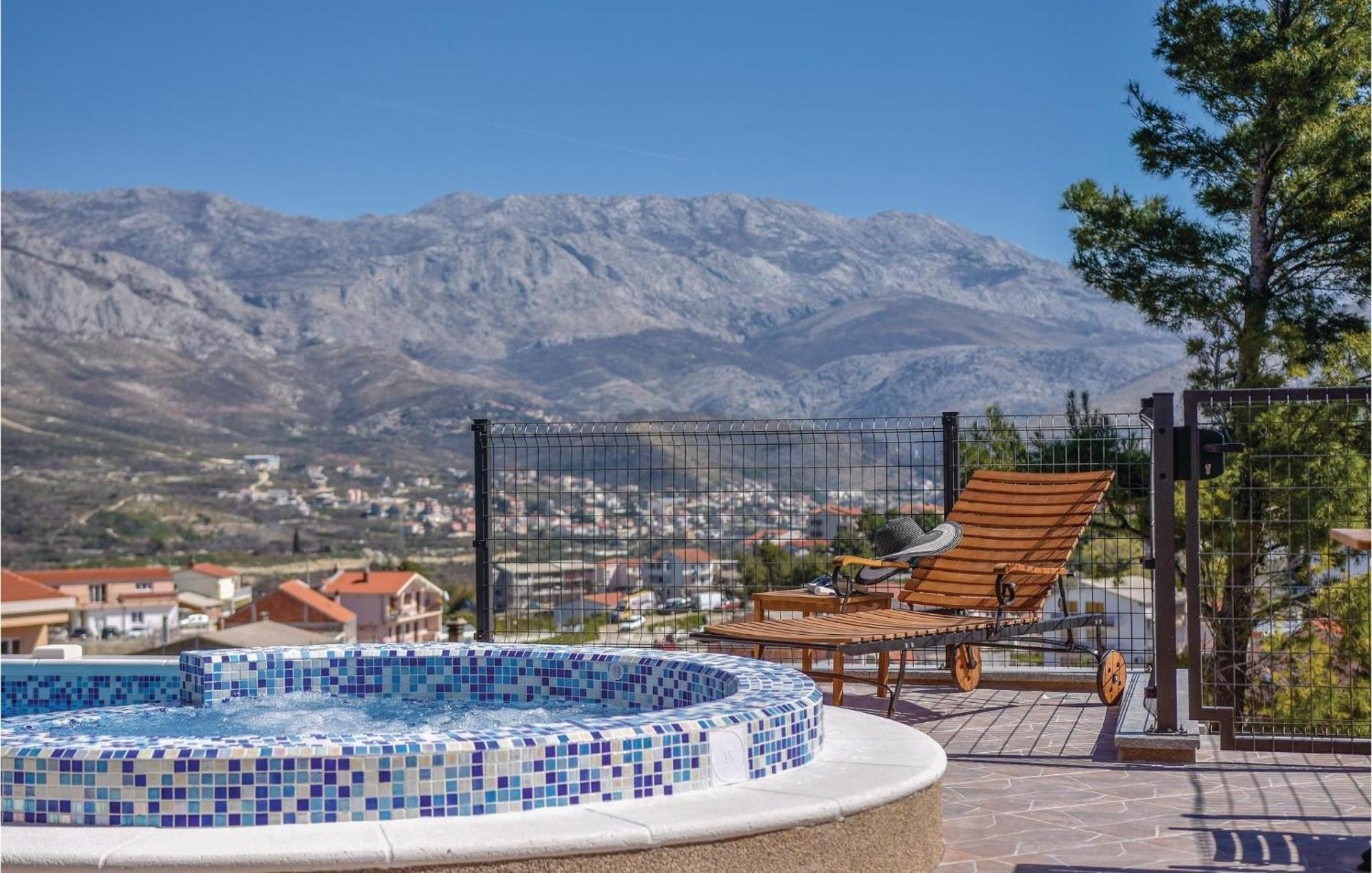 Lovely Home In Split With Jacuzzi Exterior foto